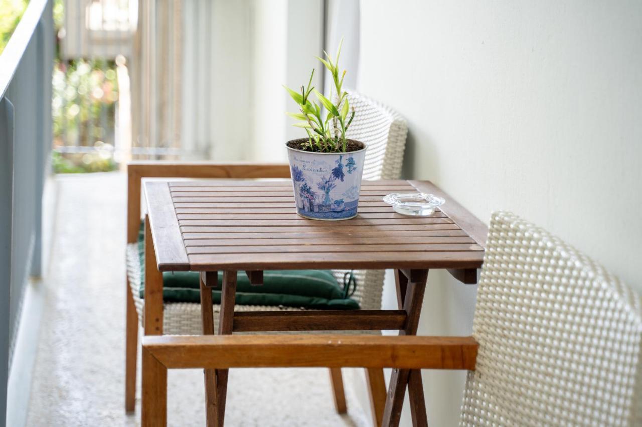 Sunlit Urban Oasis In Vibrant Palaio Faliro Athen